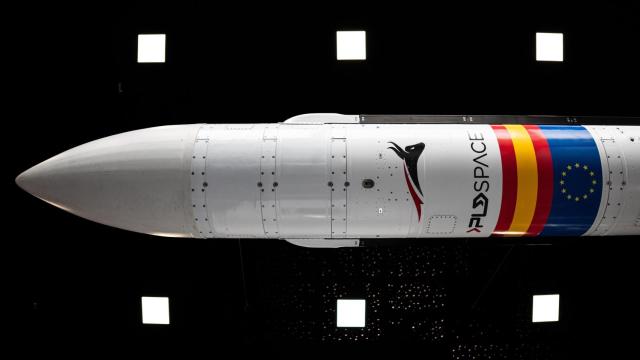 El Miura 1 preside la entrada de los Headquarters de PLD Space sobre las cabezas de los invitados