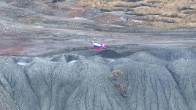 Varios canales ucranianos replican la fotografía de las banderas vistas cerca de Pokrovsk, en el Donbás.