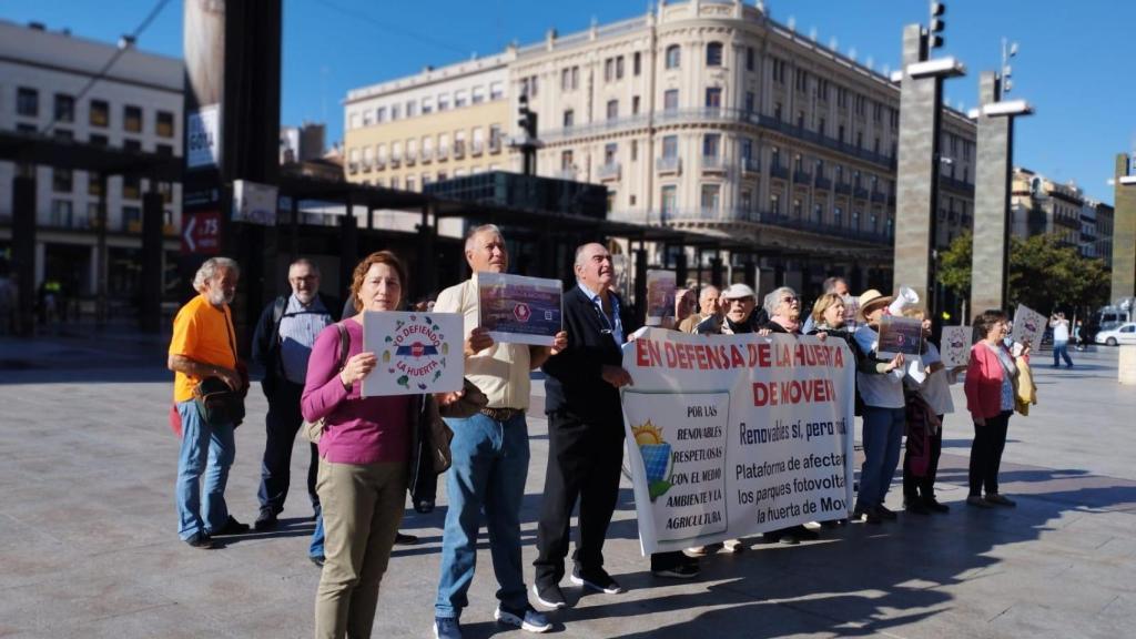 Los vecinos de Movera y El Lugarico, en la plaza del Pilar.
