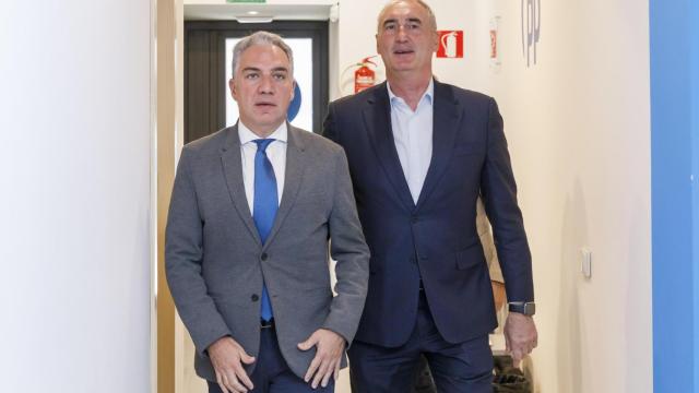 El vicesecretario general de Política Autonómica y Municipal y Análisis Electoral del PP, Elías Bendodo, y el alcalde de Segovia, José Mazarías, en la sede de los populares segovianos, este lunes