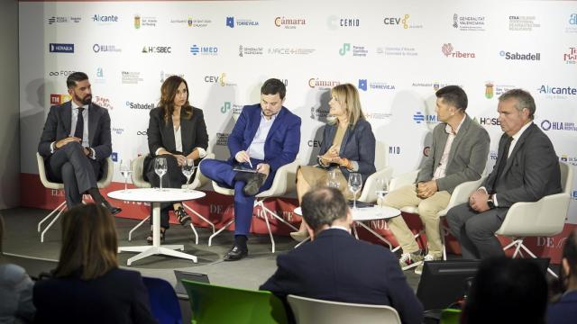 Los invitados en la mesa de Los retos del turismo en la cuarta edición del foro económico de Alicante.