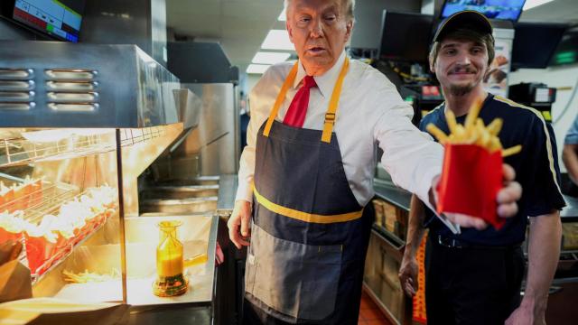 El candidato Donald Trump visita un McDonald's en Feasterville-Trevose, Pensilvania.