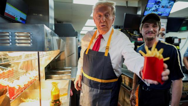 Donald Trump en un McDonald's en Pensilvania, durante la campaña del año pasado.