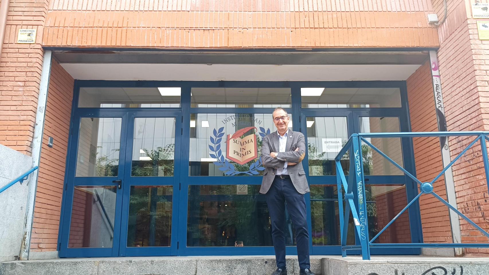 Horacio Silvestre recibe a EL ESPAÑOL en las puertas del instituto que dirige.