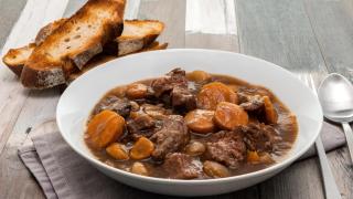 Ni especias ni pastillas de caldo: el sencillo truco de abuela para que los guisos de carne queden deliciosos