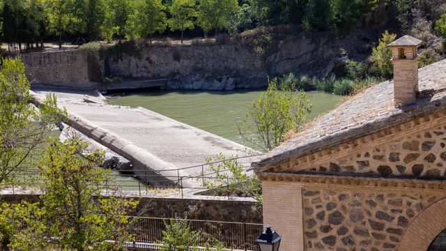 La rotura de la presa de Santa Ana ha abierto el debate sobre la conveniencia de renaturalizar el cauce del Tajo o rehabilitar el patrimonio histórico vinculado a la antigua actividad industrial asociada al río.