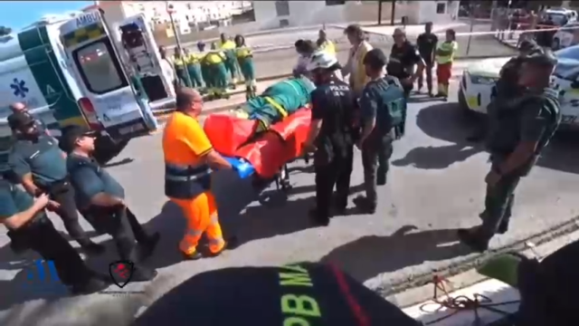 Vídeo del rescate de una persona que había caído dentro de una alcantarilla en Cártama (Málaga).