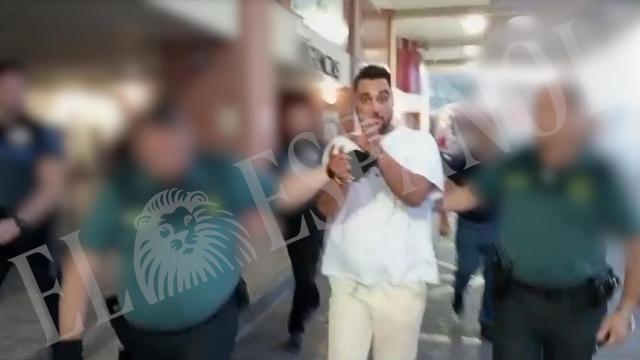 Mohamed, este martes, a su salida del Hospital Virgen de la Arrixaca de Murcia, custodiado por dos guardias civiles por provocar un accidente conduciendo en sentido contrario por la A-30.