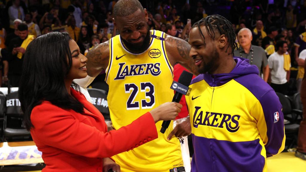 Lebron James, junto a su hijo Bronny, tras su debut juntos en la NBA