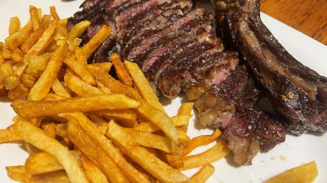 La txuleta con patatas del restaurante.