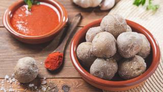 El sencillo truco de los canarios para hacer las patatas cocidas más deliciosas, las 'papas arrugás'