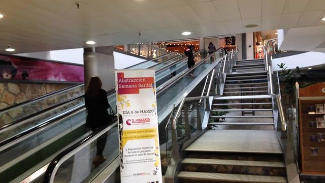 Interior del centro comercial El Mirador de Cuenca.