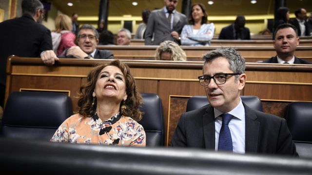 La vicepresidenta primera y ministra de Hacienda, María Jesús Montero y el ministro de la Presidencia, Relaciones con las cortes y Justicia, Félix Bolaños, durante una sesión plenaria en el Congreso de los Diputados.