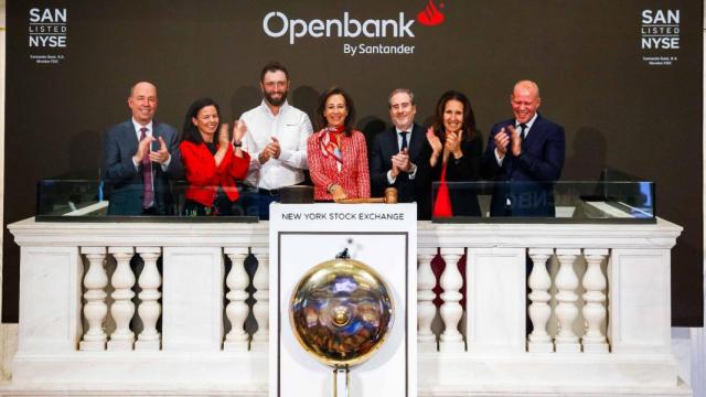 Ana Botín, presidenta de Santander, toca la campana de Wall Street acompañada por Héctor Grisi, consejero delegado del grupo; Petri Nikkilä, consejero delegado de Openbank; el golfistaJon Rahm y algunos directivos del grupo, el día que se presentó Openbank en Wall Street.