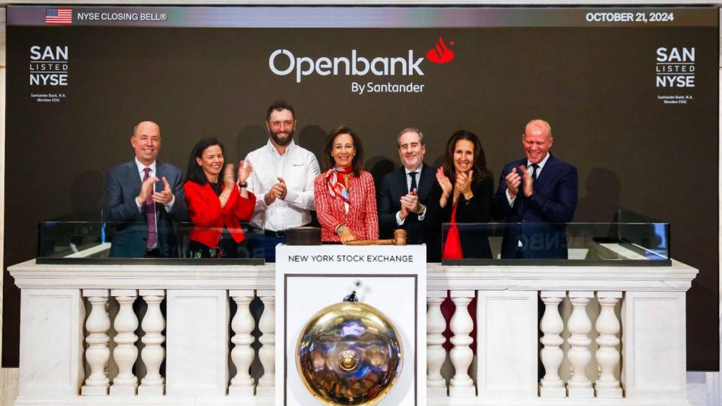 Ana Botín, presidenta de Santander, toca la campana de Wall Street acompañada por Héctor Grisi, consejero delegado del grupo; Petri Nikkilä, consejero delegado de Openbank; el golfistaJon Rahm y algunos directivos del grupo, el día que se presentó Openbank en Wall Street.