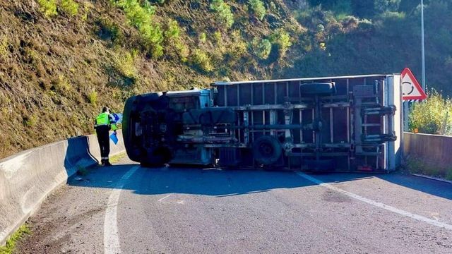 Camión volcado en Ourense