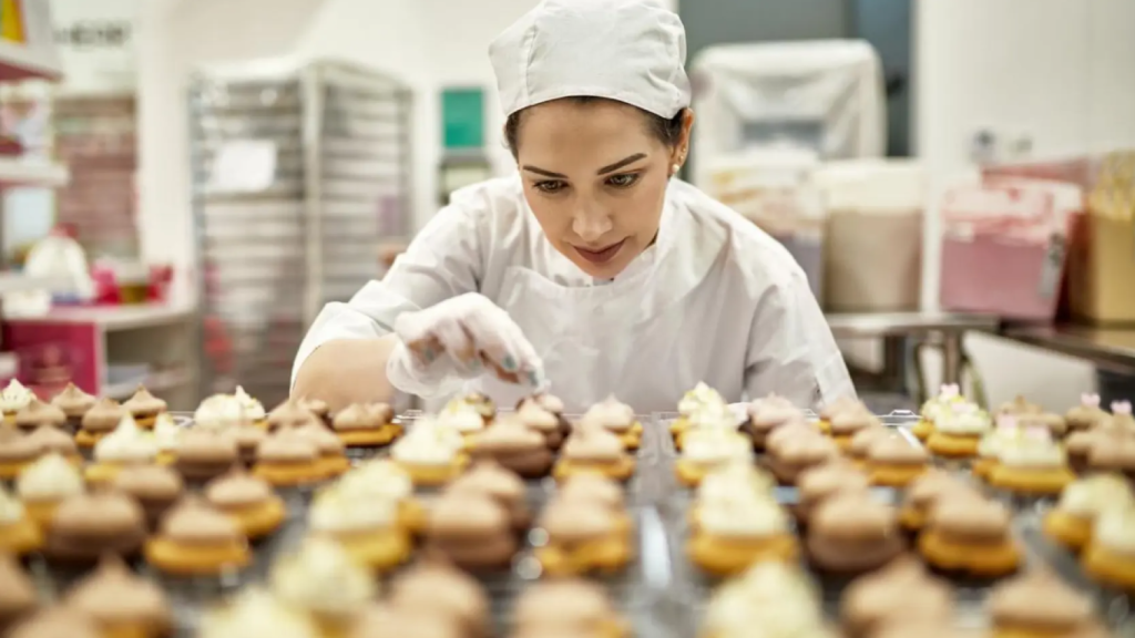 Mujer haciendo repostería.