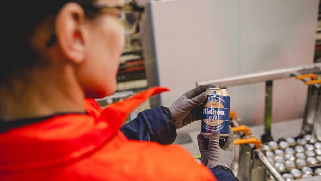 Una empleada de Mahou San Miguel.