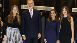 Felipe, Letizia, Leonor y Sofía a su llegada al concierto previo a los Premios Princesa de Asturias.