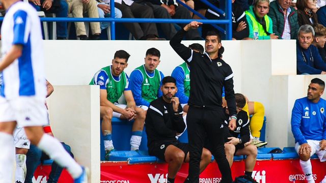 Torrecilla dirigiendo al equipo en Yecla.