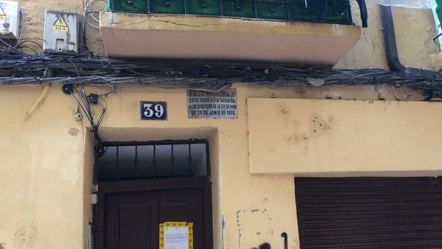 El edificio 39 de la calle Mariano Cerezo precintado antes de su demolición.