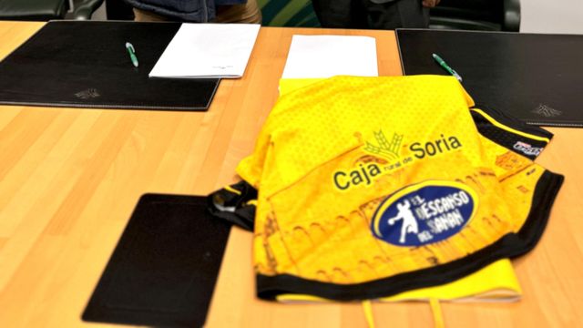 Firma del acuerdo de colaboración entre Caja Rural de Soria y el Club Balonmano Soria, este jueves