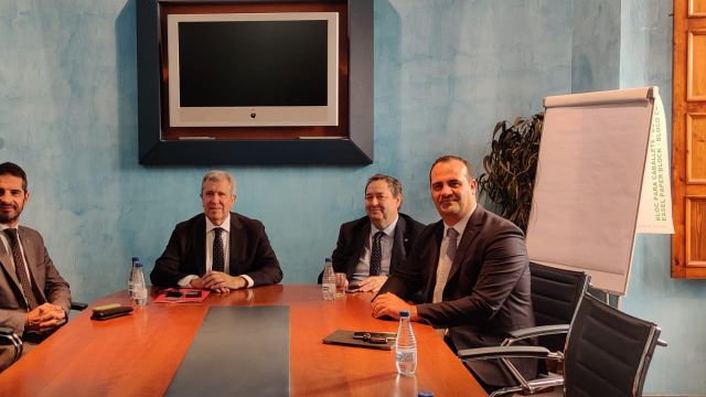 El alcalde de Santa Marta de Tormes, David Mingo, durante la visita al presidente de la Cámara de Comercio, Benjamín Crespo y al director General de Incyde España (Fundación del Instituto Cameral para la Creación y Desarrollo de la Empresa), Javier Collado