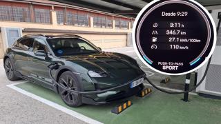 El Porsche Taycan durante un momento de la recarga en Honrubia, en el km 166 de la A3.