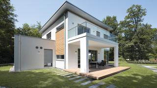 Una casa con algunas persianas bajadas.