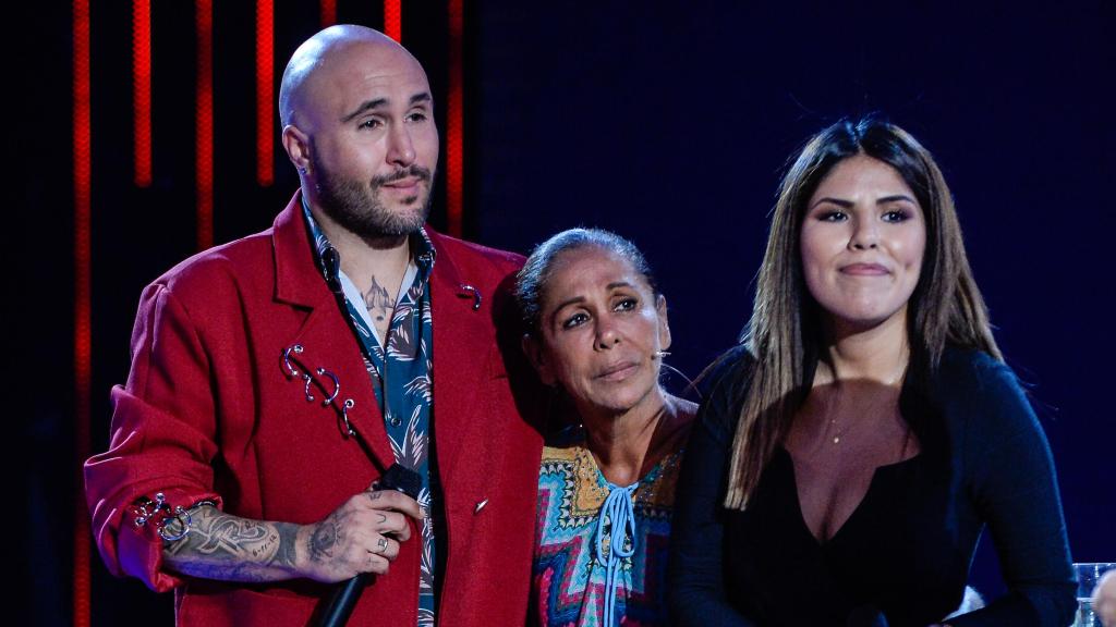 Isabel Pantoja junto a sus dos hijos, Kiko Rivera e Isa Pantoja.