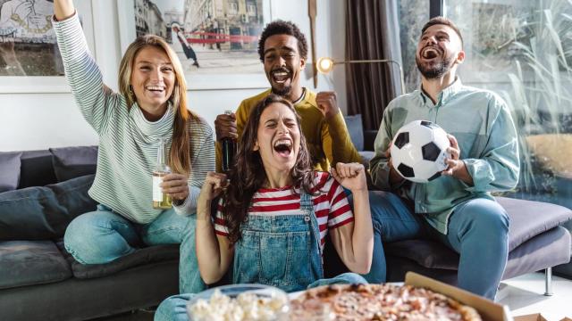 Amigos viendo el fútbol