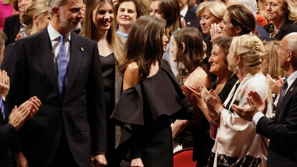 Letizia saludando a su madre, Paloma Rocasolano, en el pasillo del Teatro Campoamor.