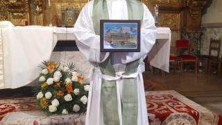 Marco Alberto, el párroco de Campaspero, tras recibir el homenaje por sus 25 años