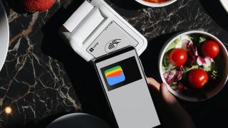 Móvil pagando con Google Wallet