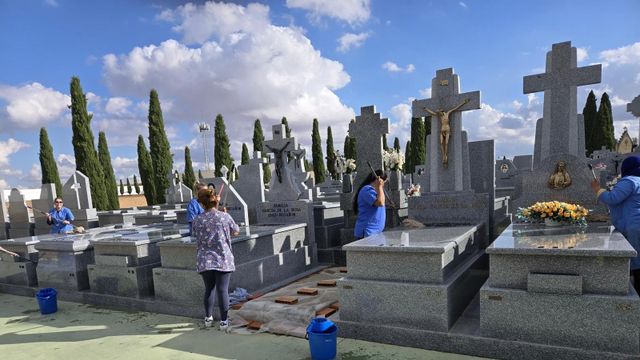 Trabajadoras municipales limpiando en el cementerio de Noblejas.