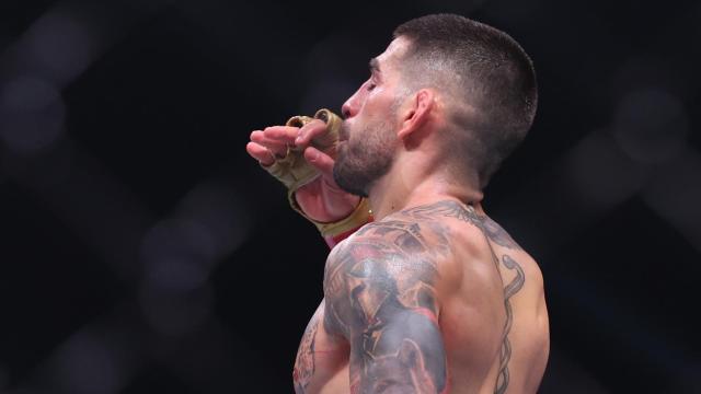 Ilia Topuria celebra su victoria por KO ante Max Holloway