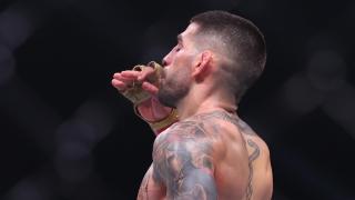 Topuria es leyenda: retiene su cinturón de campeón de la UFC tras ser el primero en noquear a Max Holloway