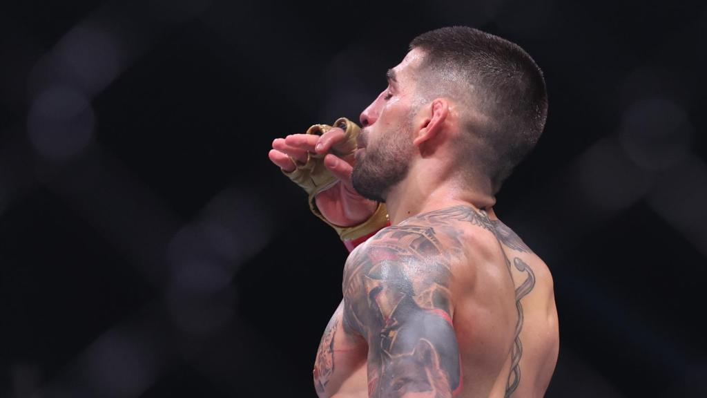 Ilia Topuria celebra su victoria por KO ante Max Holloway