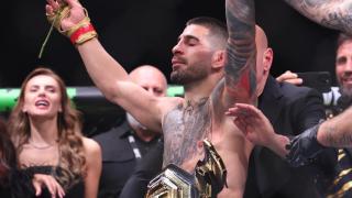 Topuria es leyenda: retiene su cinturón de campeón de la UFC tras ser el primero en noquear a Max Holloway