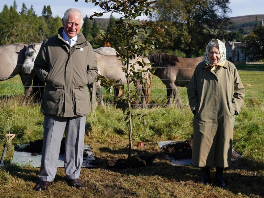 Carlos III e Isabel II en Balmoral.