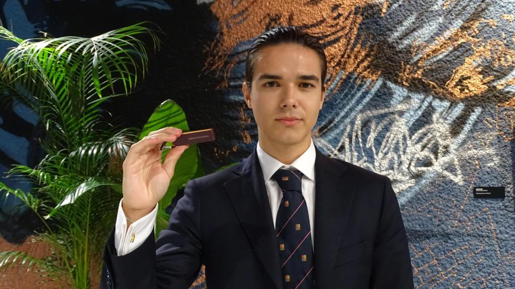 Álvaro Pintado sujeta una billetera de bitcoin física en una entrevista anterior con EL ESPAÑOL.