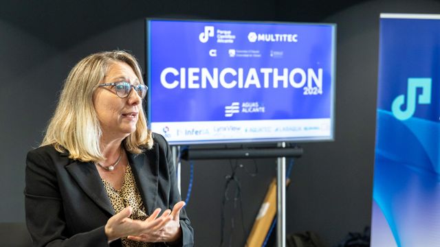 La vicerrectora de Transferencia en la UA, María Jesús Pastor, durante la clausura del Cienciathon.