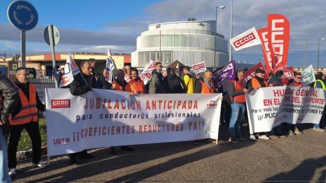 Concentración de trabajadores a las puertas de la sede de Auvasa en Valladolid