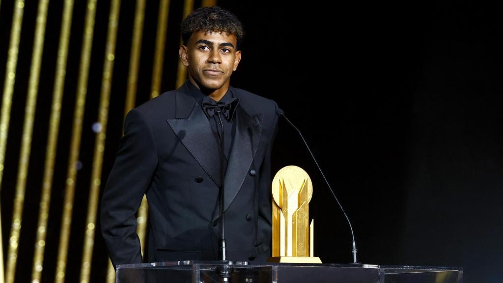 Lamine Yamal, en el momento de recoger el Trofeo Kopa.