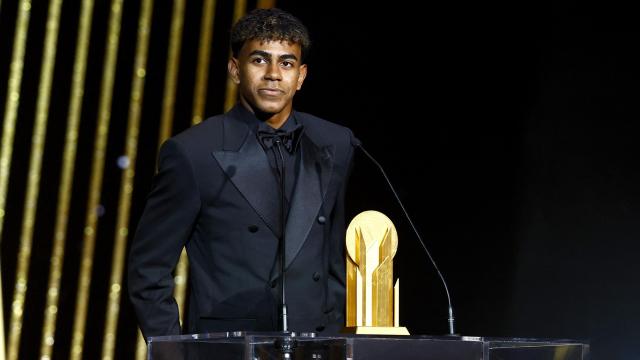 Lamine Yamal, en el momento de recoger el Trofeo Kopa.