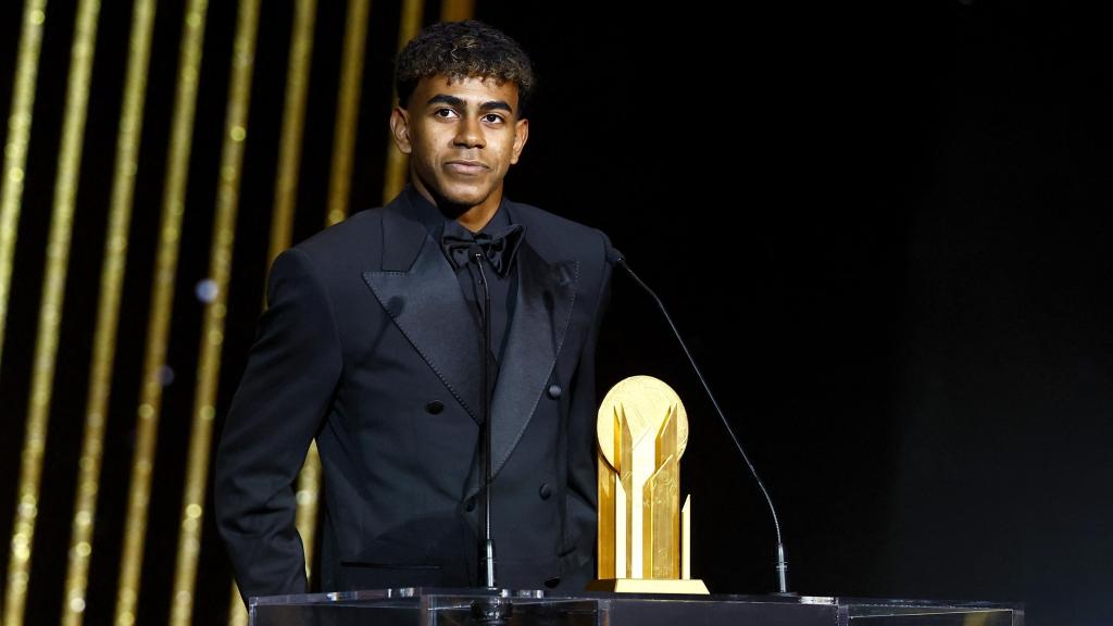 Lamine Yamal, al recoger el Trofeo Kopa.