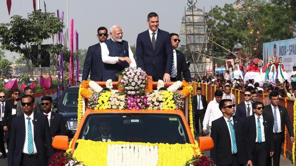 El presidente, Pedro Sánchez, junto al primer ministro indio, Narendra Modi, durante su visita oficial, el pasado octubre en la ciudad de Vadodara.