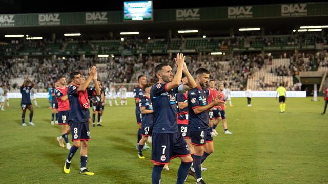 Jugadores del Deportivo aplaudiendo a su afición tras un partido como visitantes