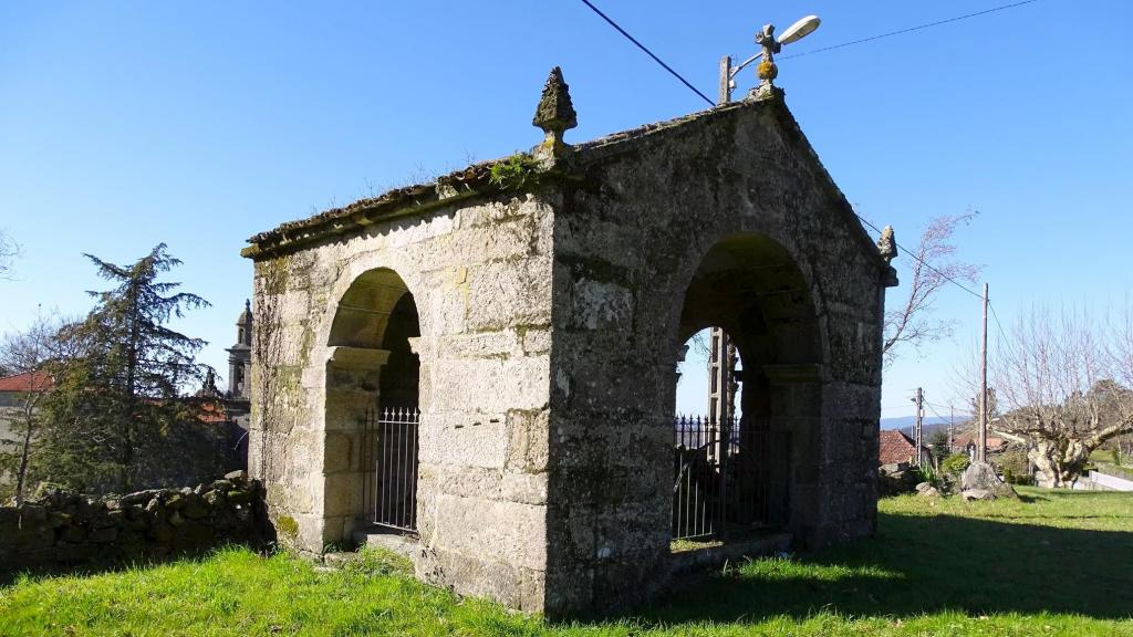 Pequeña capilla junto al calvario de Anceu