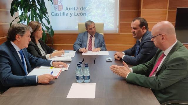 Reunión del alcalde, David Mingo, con el consejero de Movilidad, José Luis Sanz
